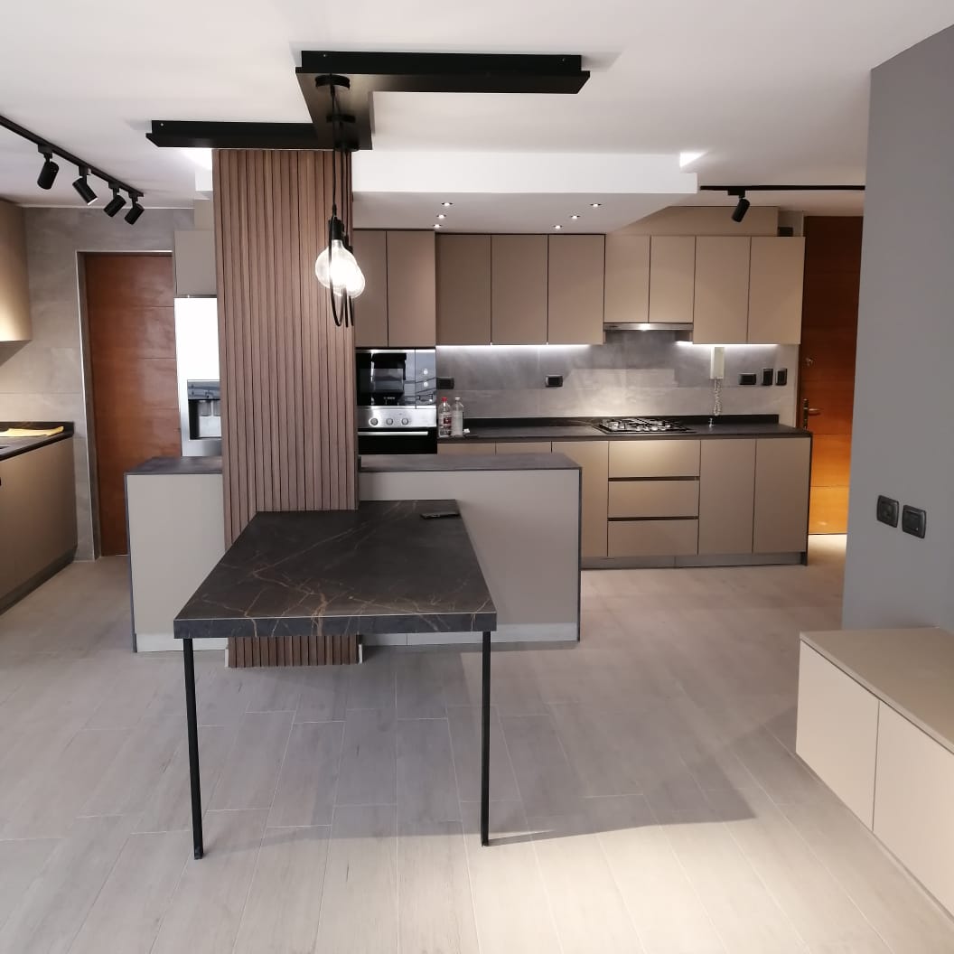 Cocina taupe con iluminación integrada