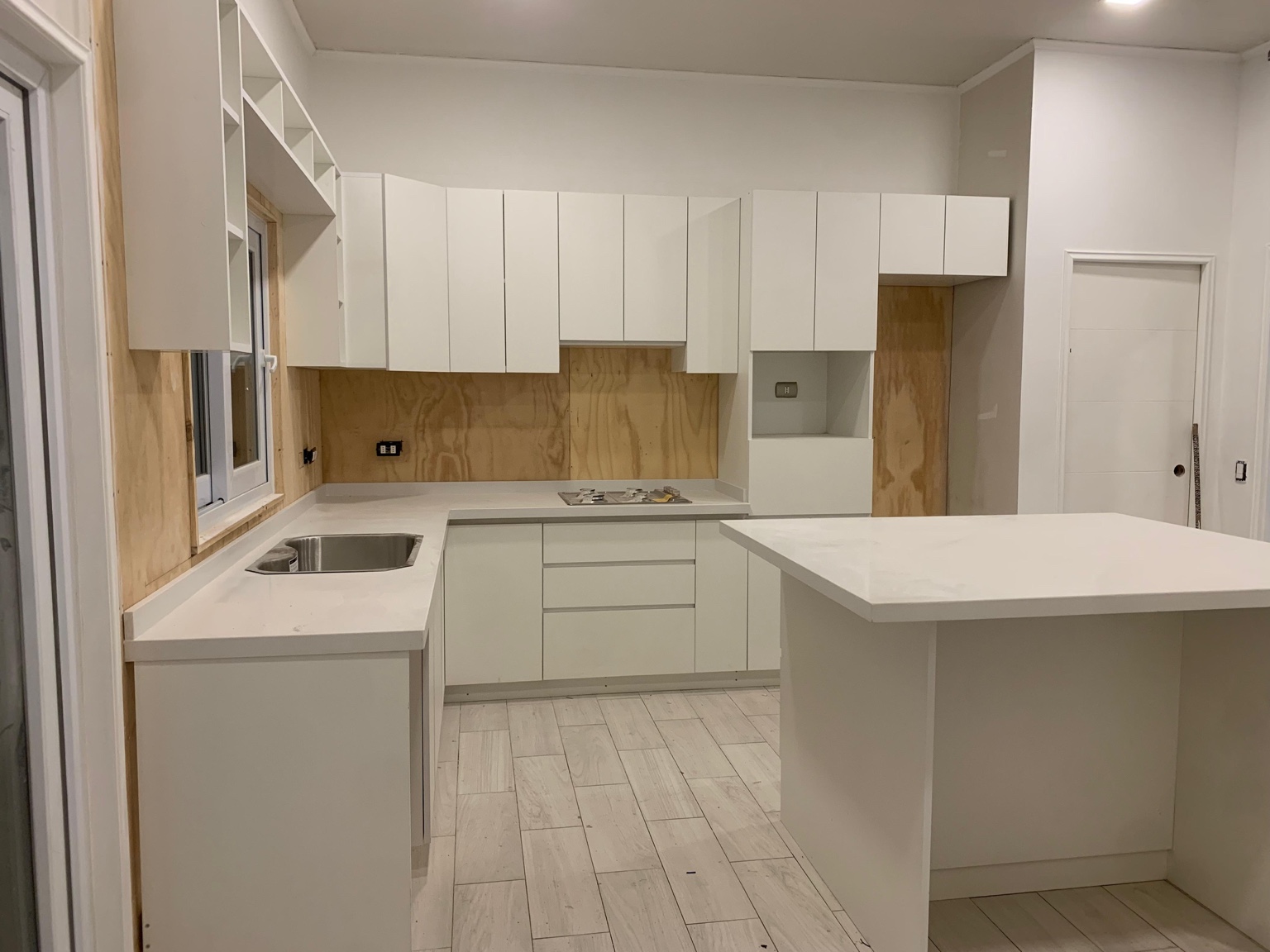 Cocina blanca a medida con isla
