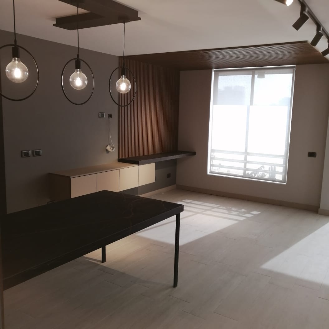 Peninsula comedor con luminarias modernas