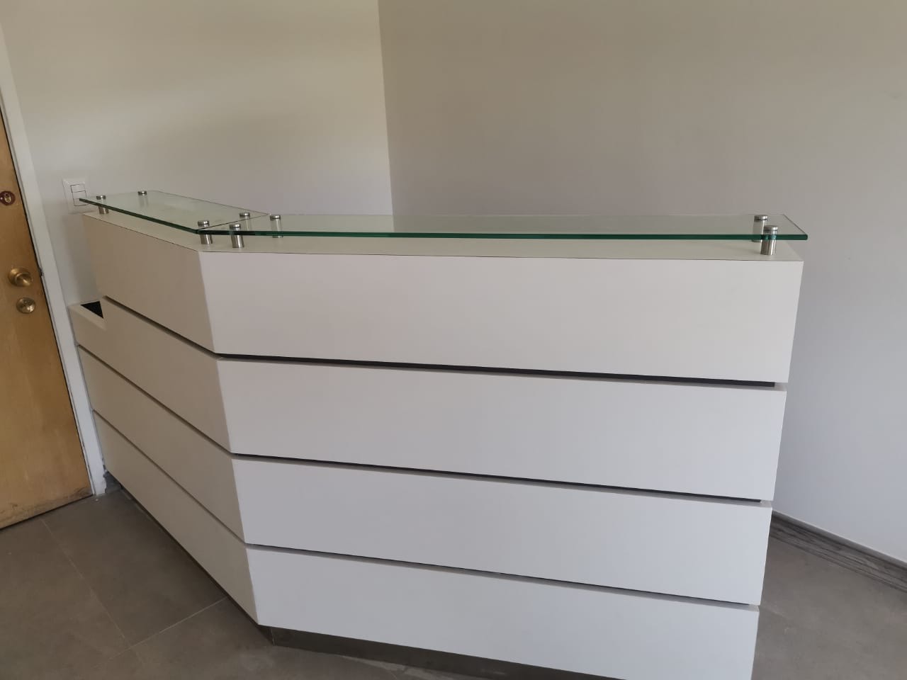 Mostrador de recepción blanco