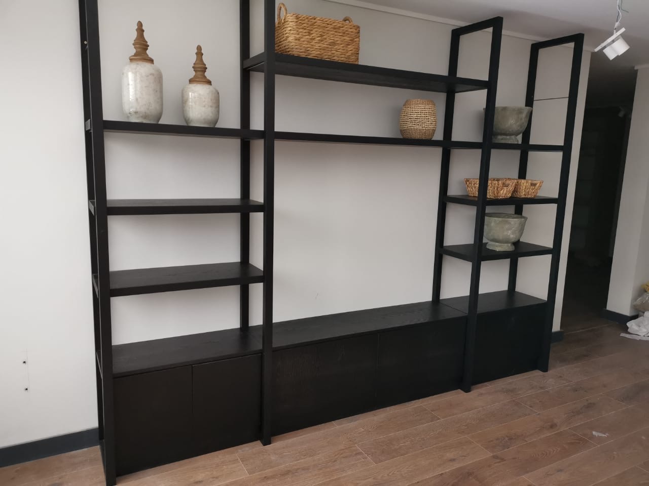 Sistema de estanterías negro con puertas